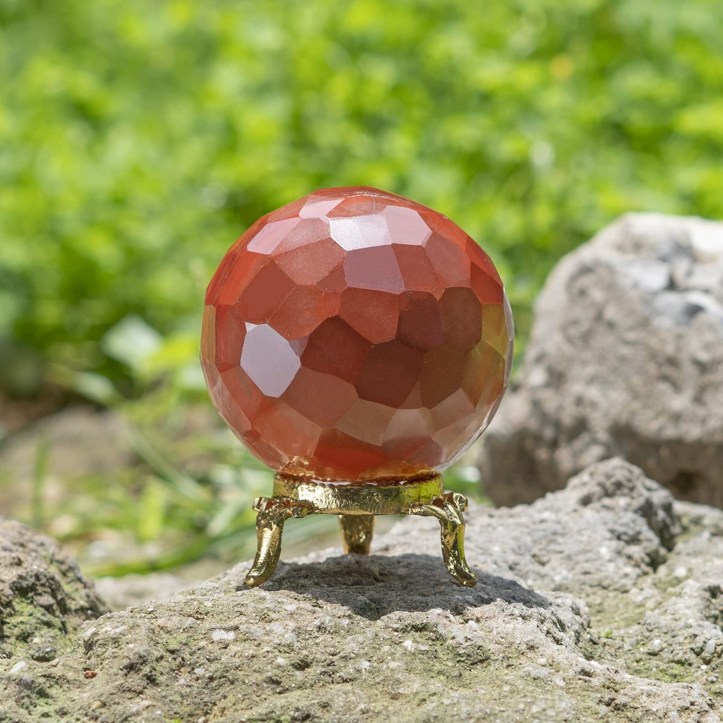 Crocon 50mm Red Jasper Diamond Cut Stone Sphere Ball with Metal Stand 1400+ Carats Gemstone Ball Healing Ornament Rock Sphere Sculpture Figurine for Fengshui Divination Crystal Home Decor Photography